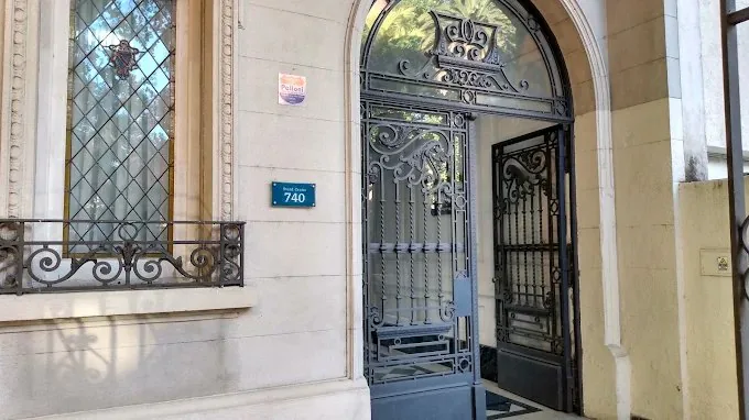 La entrada de GO Centro Médico, en Bv. Oroño 740, Rosario