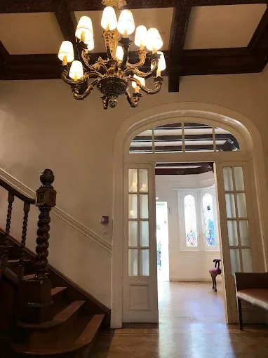 El hall de GO Centro Médico, con la escalera de madera